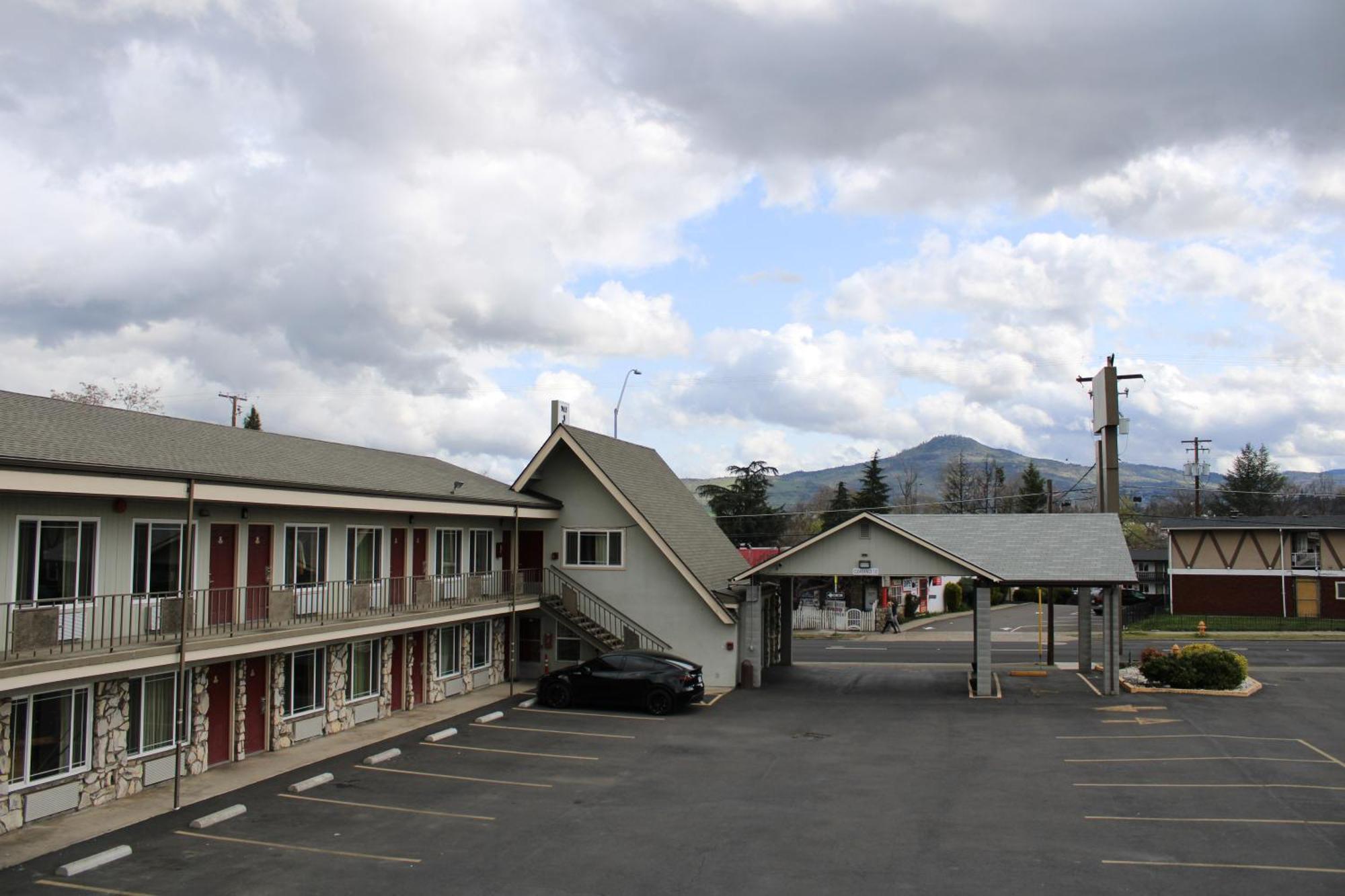 Pine Tree Inn Medford Exterior photo